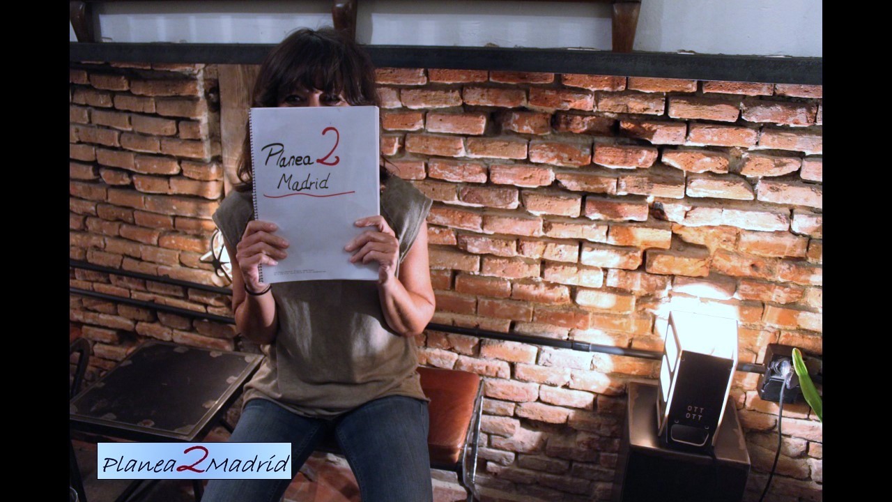 Celia con el logo de Planea2Madrid