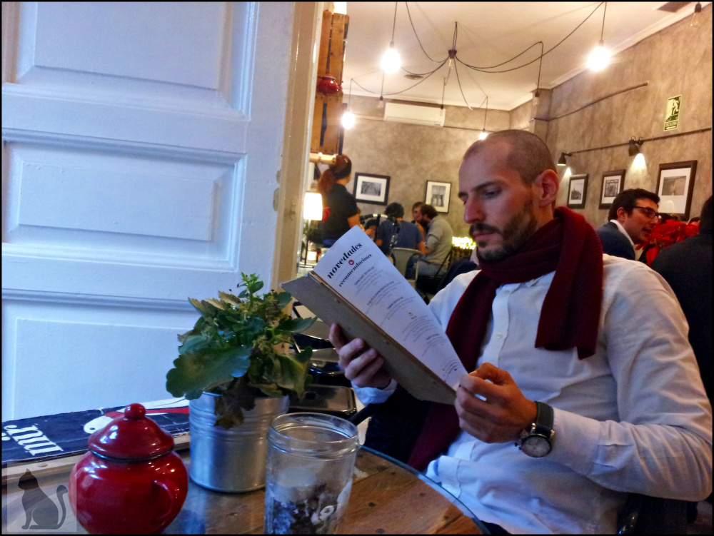 Juan observando la carta de "Mür Cafe".