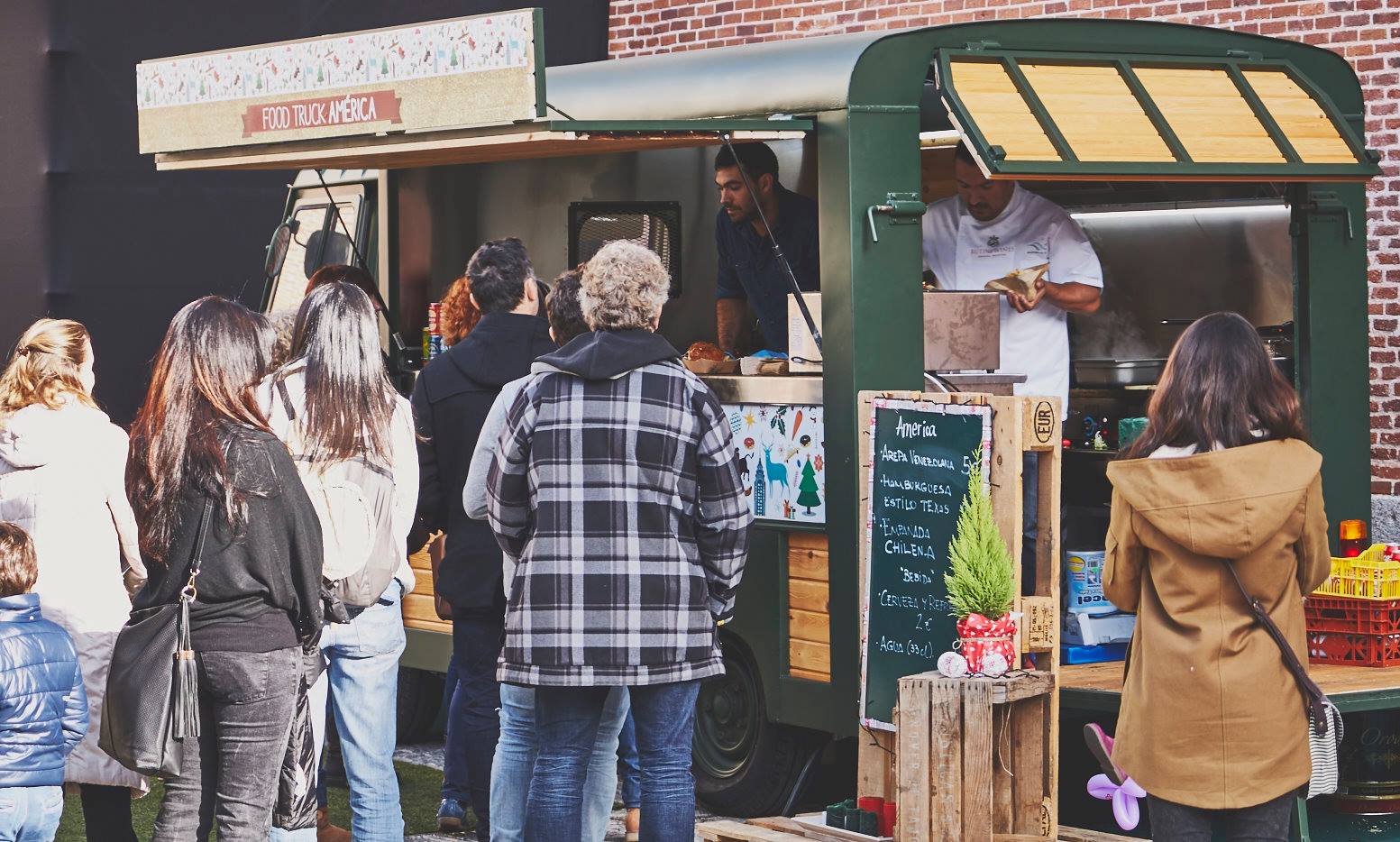 Javier en un servicio de su food truck
