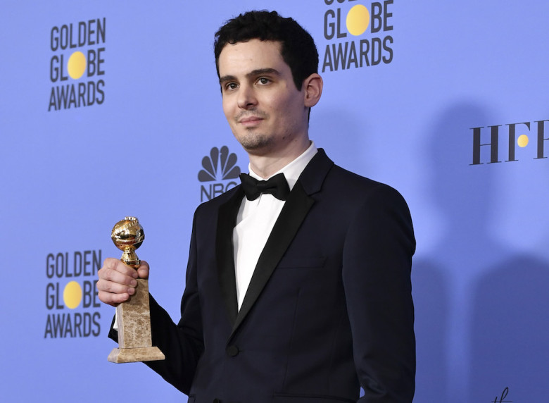 Su director Damien Chazelle mostrando su bien merecido Globo de Oro.